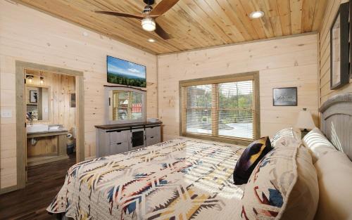 1 dormitorio con 1 cama grande en una habitación de madera en NorthStar River Falls, en Sevierville
