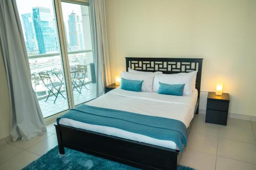Säng eller sängar i ett rum på Marina View 2 Bed Rooms Apartment-Bluebell-By Grand Vista