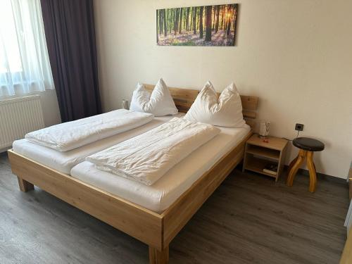 1 dormitorio con 2 camas y almohadas blancas en Amstetter’s Ferienwohnung, en Waldenstein