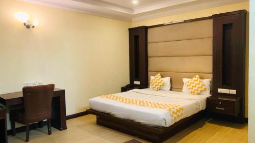 1 dormitorio con cama, escritorio y escritorio en Hotel perial Inn - Nehru Palace en Nueva Delhi