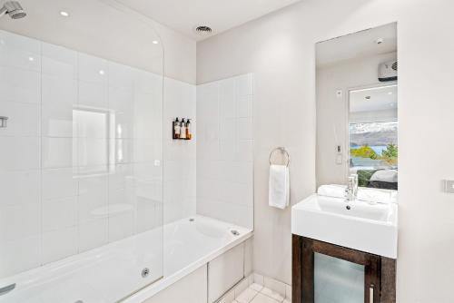 Ванная комната в Lakefront Living - 4 Bedrm Apartment Alpine Vilage