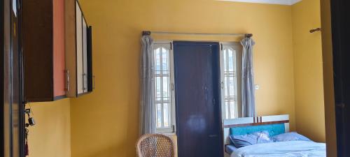 カトマンズにあるBodhi Homestayのベッドルーム1室(ベッド1台付)、窓が備わります。
