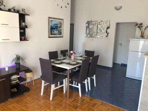 comedor con mesa y sillas en Apartment Frane Podstrana with private pool, en Podstrana