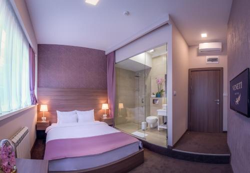 Ένα ή περισσότερα κρεβάτια σε δωμάτιο στο Veneti Suites