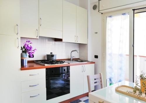 Køkken eller tekøkken på Holihome_Ludi - Bilocale vicino al mare