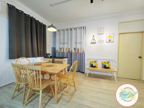 - une salle à manger avec une table et des chaises en bois dans l'établissement Melaka City Peacestay 3BR 7-11PAX 7min to Jonker St, à Malacca