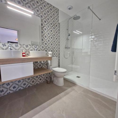 une salle de bain avec une douche, des toilettes et un lavabo dans l'établissement Villa Provençale, à Sète