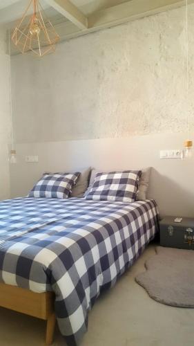 une chambre avec un lit avec deux oreillers dessus dans l'établissement Preciosa planta baja a pocos metros de la playa, à Palma de Majorque