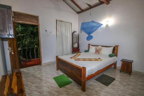 Ένα ή περισσότερα κρεβάτια σε δωμάτιο στο Mango Tree Hut udawalawe