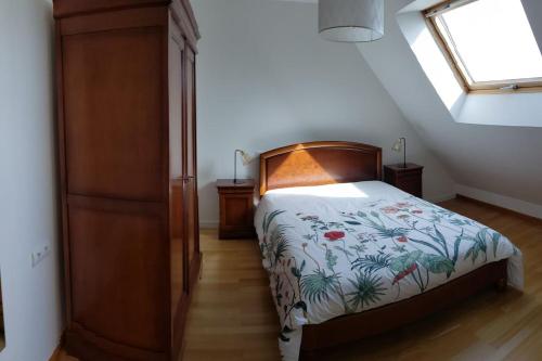 une chambre avec un lit, une commode et une fenêtre dans l'établissement Au gré du tulipier - 2 pièces, à Monswiller