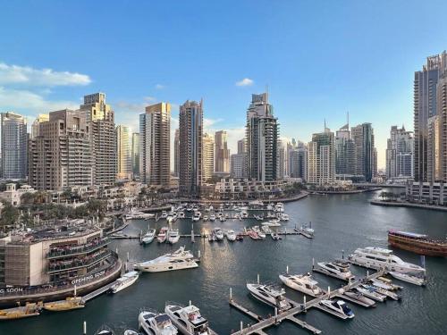 Luxury 2BR with Marina Views Near Dining Shopping Attractions & Beaches