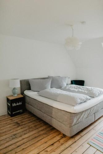 Ένα ή περισσότερα κρεβάτια σε δωμάτιο στο NordseeEstate - Lodge unter Reet mit Sauna