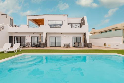 una foto di una villa con piscina di Seascape Piscina climatizada aire acondicionado a Corralejo