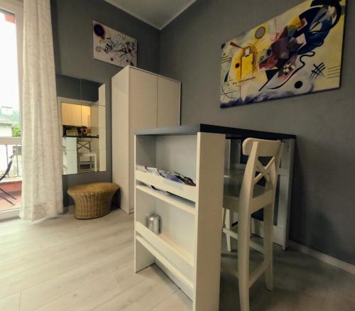 Habitación con escritorio y silla. en Casa vacanze "La Begonia", en Morbegno