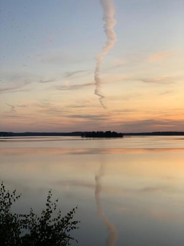 a view of a large body of water at sunset at Pokoje nad jeziorem Dobskim półwysep Fuleda in Fuleda