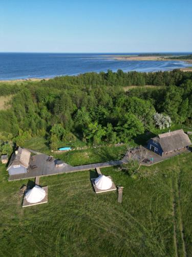 - une vue aérienne sur une maison avec des tentes dans un champ dans l'établissement Abruka Boutique Spa, à Abruka