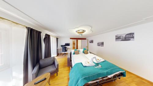 une chambre d'hôpital avec un lit et une chaise dans l'établissement Zentrale 5,5 Zimmer Wohnung für bis zu 8 Personen, à Coire
