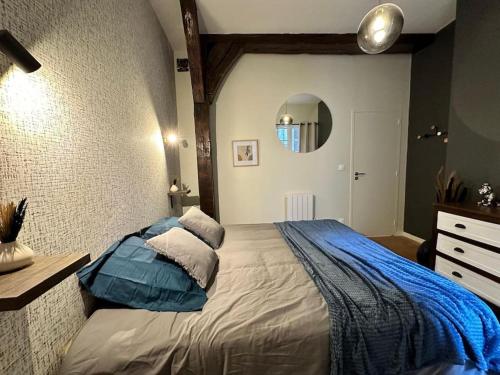 une chambre avec un grand lit et un miroir dans l'établissement Appart familial hyper centre Troyes, à Troyes