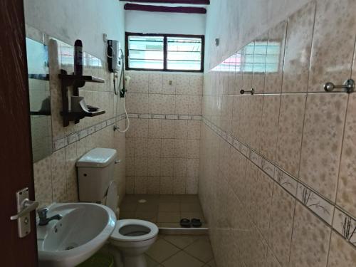 Et badeværelse på Diani 3BR Coastal Villa - 4 Mins To The Beach