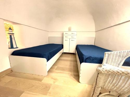 泰拉西尼的住宿－CASA PRAIA，一间带两张床和梳妆台的卧室
