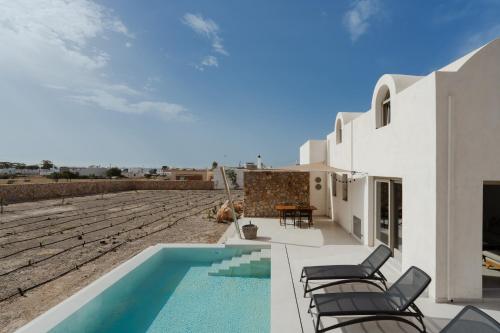 Bazén v ubytování Rizes Villas Santorini with private pool nebo v jeho okolí