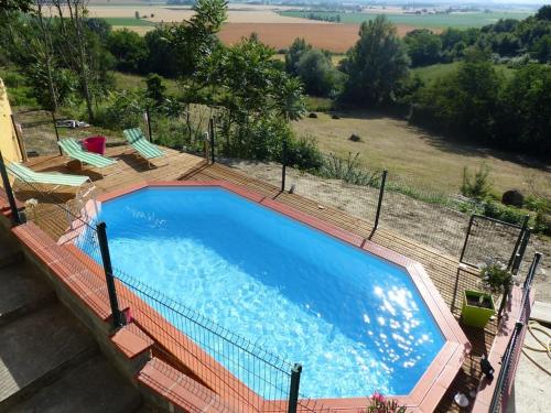 - une grande piscine bleue au-dessus d'une maison dans l'établissement Gite Chez Rosalie, à Grazac