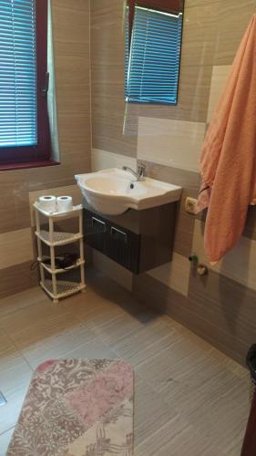 La salle de bains est pourvue d'un lavabo et d'un miroir. dans l'établissement Medif apartments, à Visoko