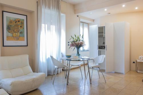 a living room with a table and a white couch at Casa Paolina in Lucca
