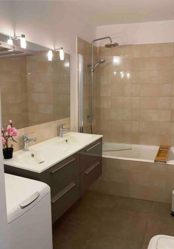 une salle de bain avec deux lavabos, une baignoire et une douche dans l'établissement La Dune - 6p Arcachon center, terrasse 10m2, à Arcachon