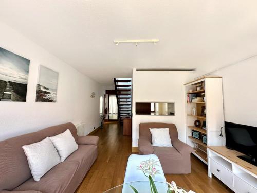 諾哈的住宿－El Camarote - 6019，带沙发和电视的客厅