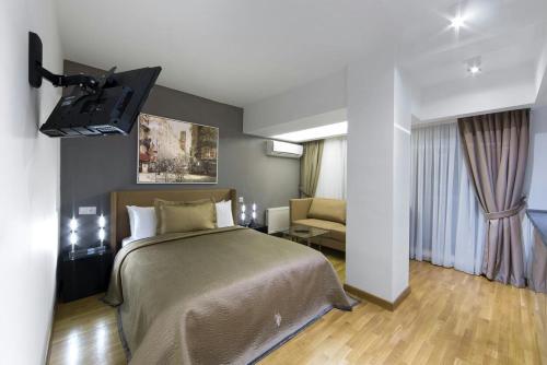 1 dormitorio con 1 cama y TV en la pared en The Place Suites by Cey, en Estambul