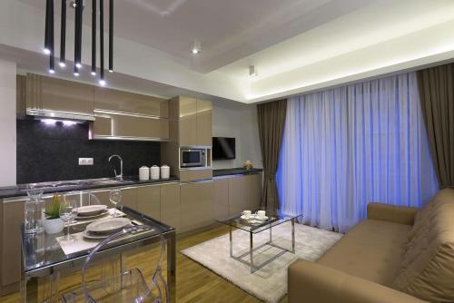 cocina y sala de estar con sofá y mesa en The Place Suites by Cey, en Estambul
