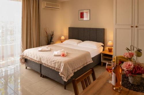 sypialnia z łóżkiem z dwoma ręcznikami w obiekcie Rodos House w mieście Pomorie