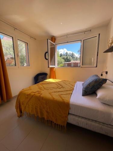 une chambre avec un lit et une grande fenêtre dans l'établissement Les gîtes d'Ostriconi - Villa Ogliastro, à Palasca