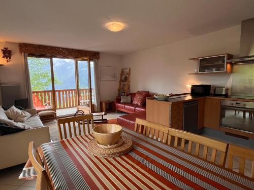 un salon avec une cuisine et une table avec un bol dessus dans l'établissement Spacious apartment with beautiful views max 8 pers, à Oz