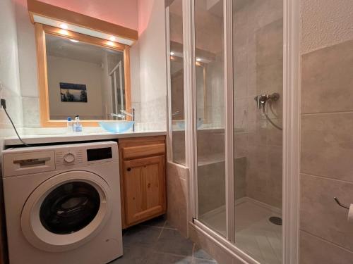La salle de bains est pourvue d'un lave-linge et d'une douche. dans l'établissement Spacious apartment with beautiful views max 8 pers, à Oz