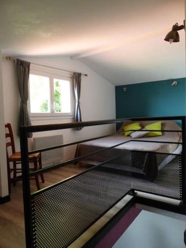 Cette chambre comprend un lit, une fenêtre et une table. dans l'établissement Chez Margaux, à Grazac