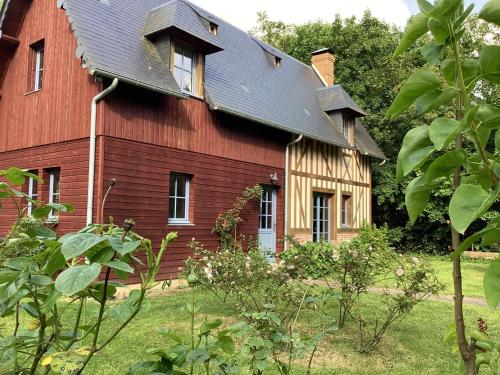 a red house with a gambrel roof at Maison campagne rivière forêt in Le Brévedent