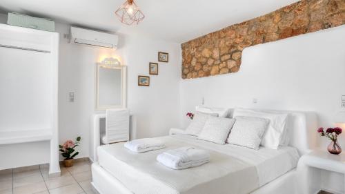 מיטה או מיטות בחדר ב-Dream Villa Santorini
