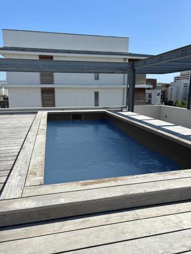 une piscine sur le toit d'un immeuble dans l'établissement La Joliette, Euromed 2 chambres, 2 salles de bain, à Marseille