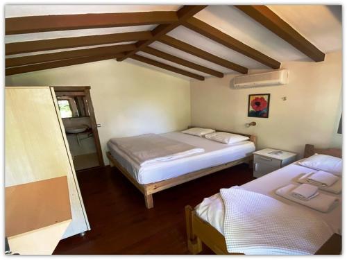a bedroom with two beds in a room at Montenegro Motel in Faralya