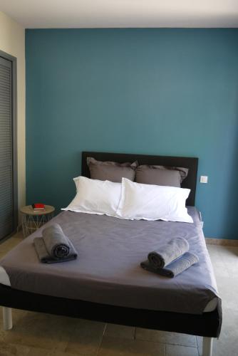 un lit avec deux serviettes dessus dans l'établissement Le Paladori, à Foissac