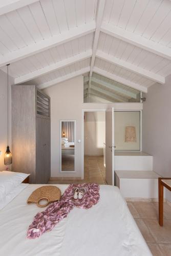 Una cama o camas en una habitación de The Mini Beach Hotel