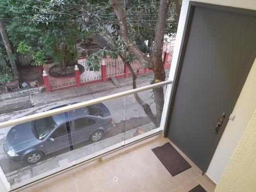 - une vue sur une voiture garée devant une fenêtre dans l'établissement Apartaestudio Cartagena 2P, à Carthagène des Indes
