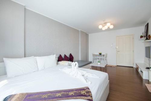 Postel nebo postele na pokoji v ubytování 453 8 floor happy room Imm-Aim condo By Pik