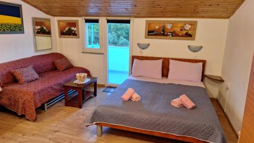 1 dormitorio con 1 cama y 1 sofá en Apartments Alex, en Rovinj