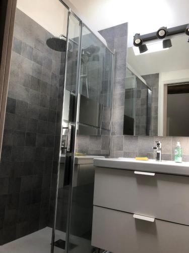 une salle de bain avec une douche en verre et un lavabo dans l'établissement Joli Duplex proche de Biarritz : Le DuplexA, à Arcangues