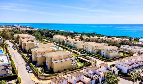 una vista aérea de una ciudad con casas y el océano en CABOPINO, Las Mimosas, en Marbella