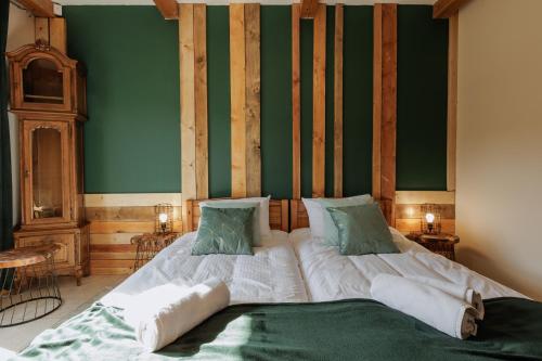 a bedroom with two beds with green walls at Jesteśmy Na Ty - Apartamenty in Lewin Kłodzki