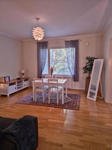 un soggiorno con tavolo e sedie di Rauma Room's House 11 a Rauma